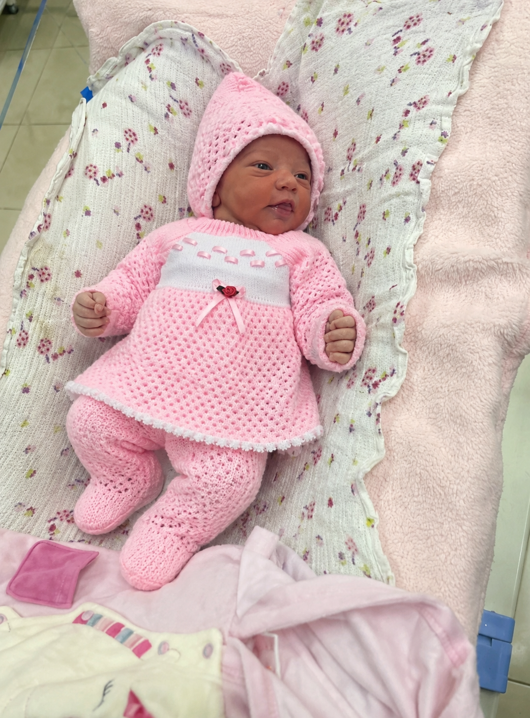 Conjunto tejido para bebé recién nacida